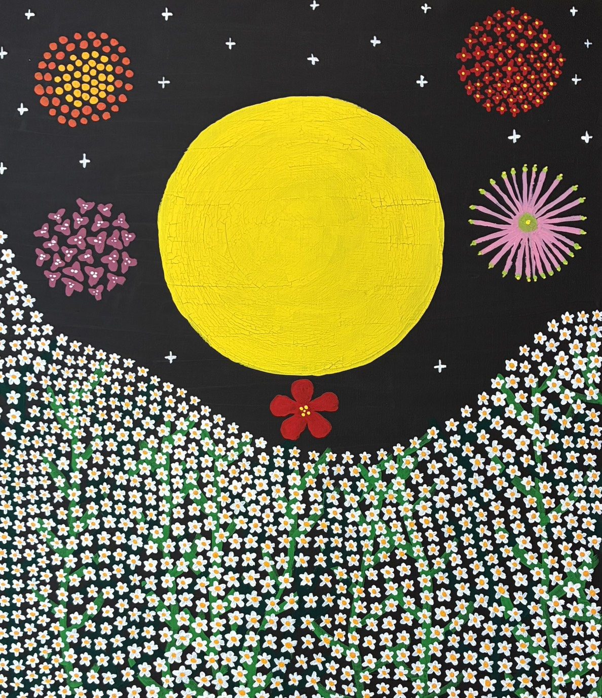 夜空に浮かぶ大きな月と、一面に咲く白い花を描いた絵画作品「命いっぱい」